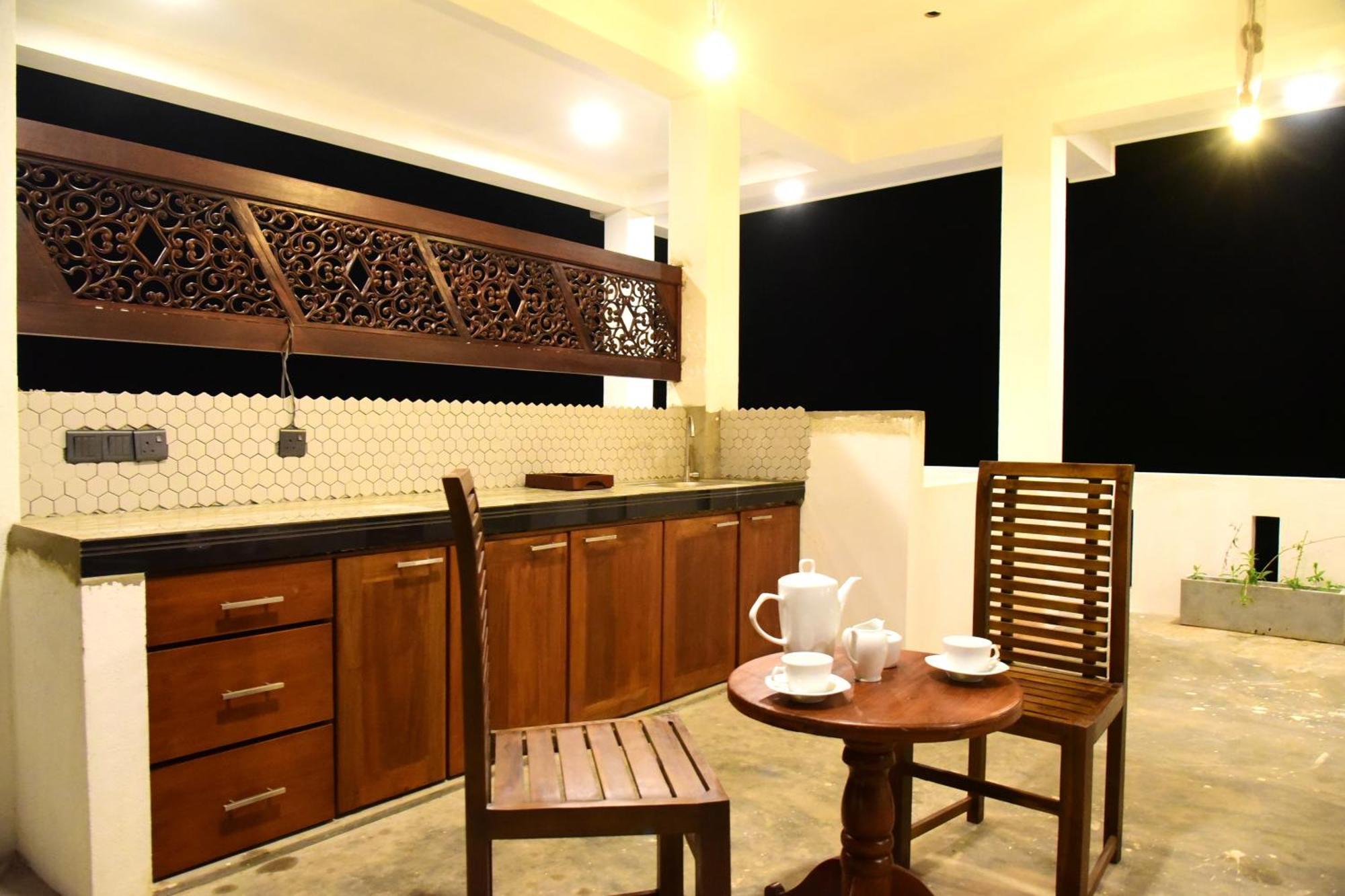 Ocean Ripples Hotel Hikkaduwa Exterior foto