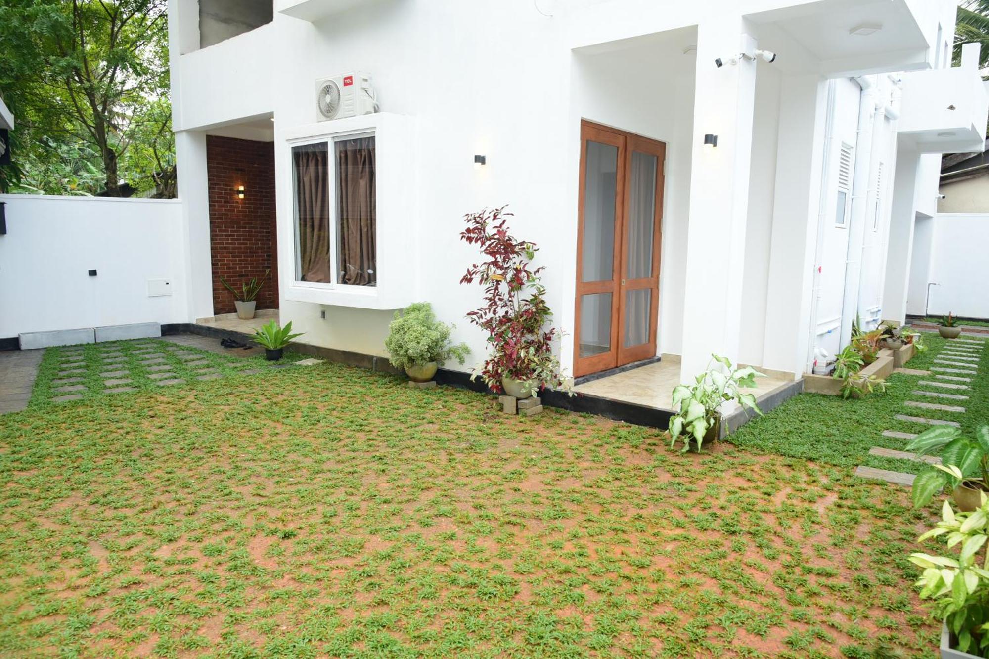Ocean Ripples Hotel Hikkaduwa Exterior foto